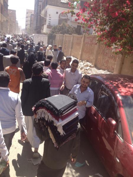بصور سقوط طائرة عسكرية يمنية على أحد المباني