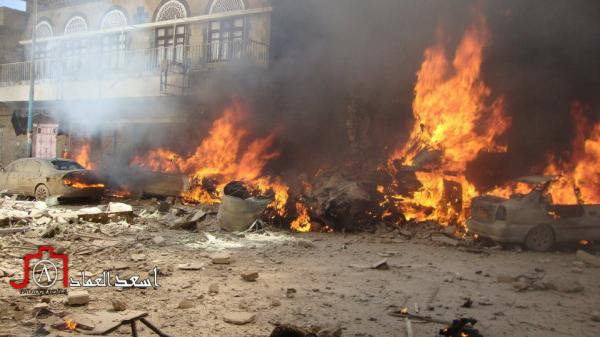 بصور سقوط طائرة عسكرية يمنية على أحد المباني