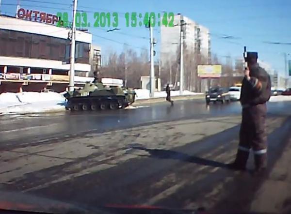 جندي روسي مخمور يفحّط بدبابة