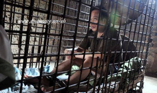بالصور اسرة صينيه تسجن ابنها قفص تحت المنزل