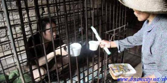 بالصور اسرة صينيه تسجن ابنها قفص تحت المنزل
