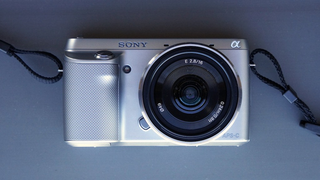   Sony NEX-F3   