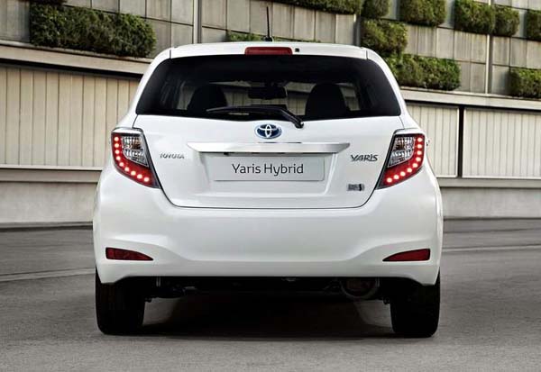    2013 Toyota Yaris Hybrid White