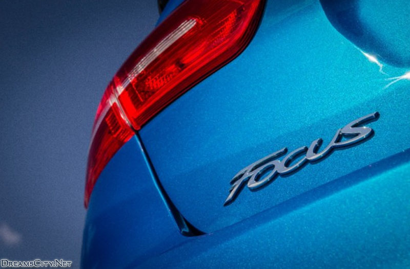 Ford_Focus_Sedan_2015_02