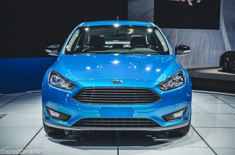 Ford_Focus_Sedan_2015_07