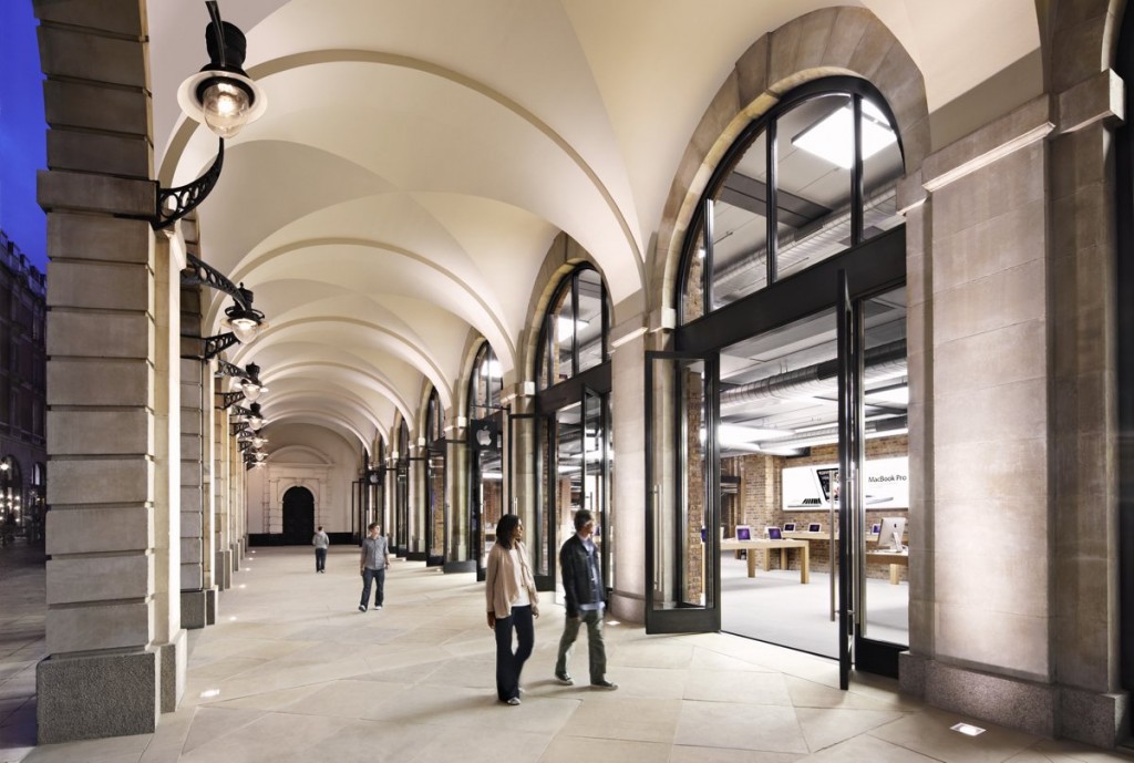 apple-also-chooses-popular-neighborhoods-for-its-stores-this-store-is-located-in-londons-covent-garden-an-area-popular-among-tourists