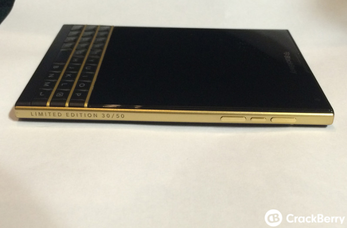 صور هاتف BlackBerry Passport باللون الذهبي