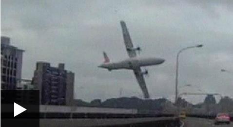 فيديو : هكذا سقطت الطائرة التايوانية في النهر