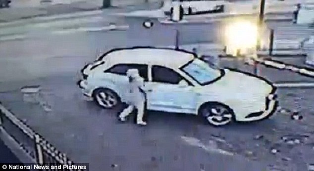 بالفيديو : سيدة تتشبث بسيارتها الأودي وتمنع سرقتها