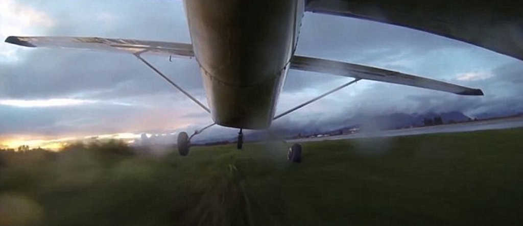 شاهد مقطع فيديو مخيف لهبوط طائرة بسبب عطل في المحرك