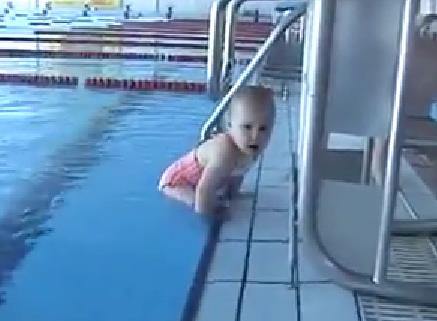 بالفيديو : شاهد الطفل المعجزة في السباحة
