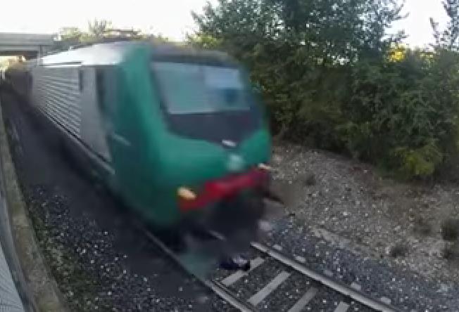 مراهق ايطالي يرقد أمام قطار سريع يمر من فوقه بسرعة فائقة .. فيديو