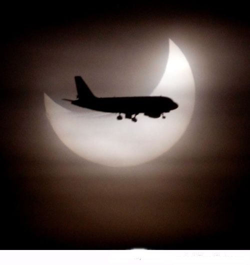 هجوم القرش وطائرة تعبر أمام القمر في أفضل صور الفيس بوك اكتوبر 2014
