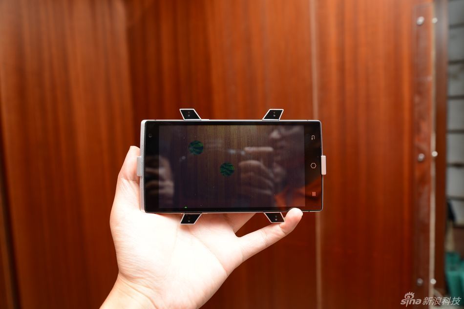 شاهد صور أول هاتف ثلاثي الابعاد من الصين