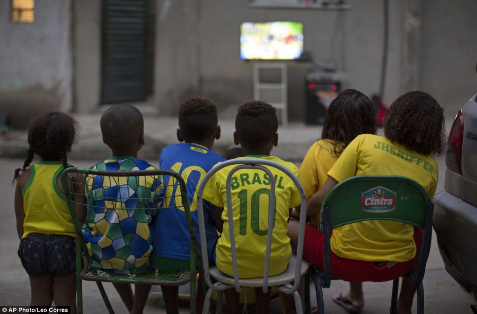 بالصور : كيف يشاهد العالم مونديال 2014