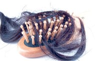متى يكون تساقط الشعر طبيعي ومتى يكون مشكلة ينبغي علاجها