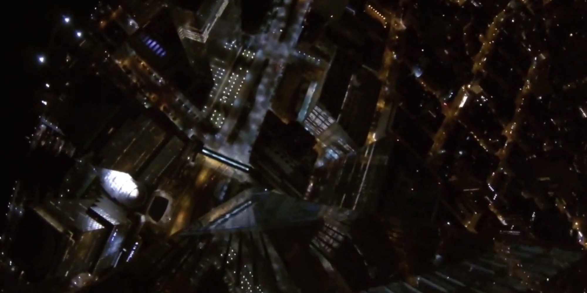فيديو القفز بمظلة من أعلى برج في نصف الكرة الارضية الغربي