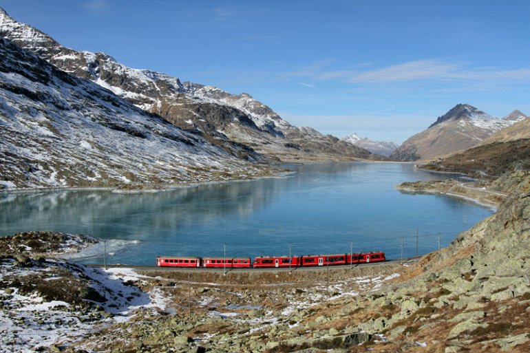 بالصور : رحلات قطار وسط الطبيعة الساحرة