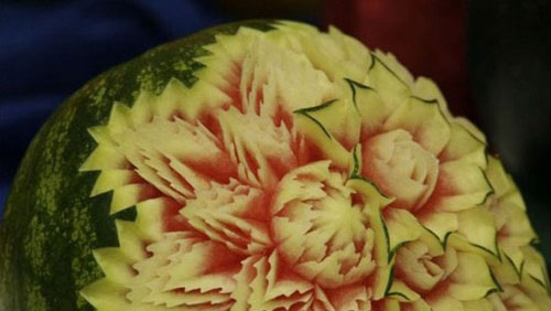 بالصور : فن النحت على البطيخ
