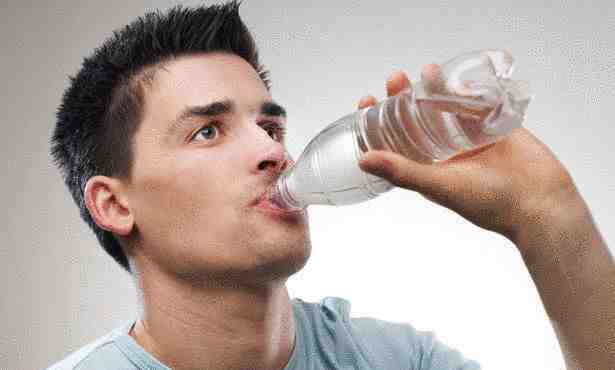 بحث علمي يحذر لأول مرة من الافراط في تناول الماء